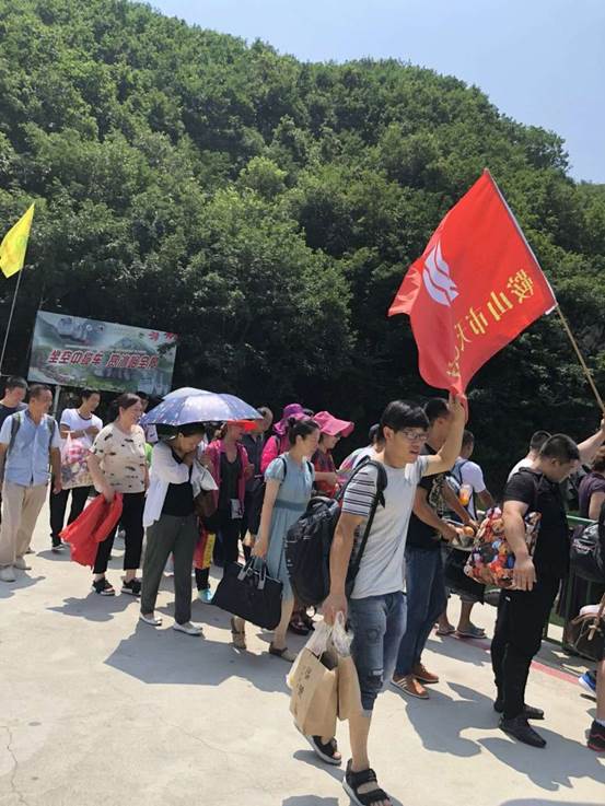 鞍山市天乙門窗有限公司組織全體員工開展了每年一度的“清涼夏日游”團建活動(圖2) 鞍山市天乙門窗有限公司組織全體員工開展了每年一度的“清涼夏日游”團建活動(圖2)