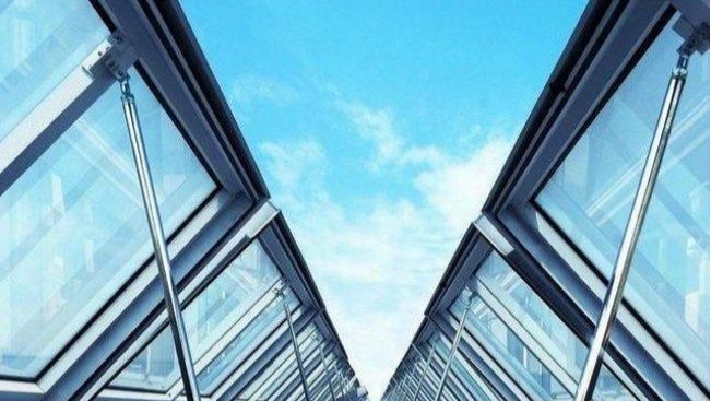 嫌上千塊的斷橋鋁門窗貴，用了幾百元的，住了幾年后我們在對比下